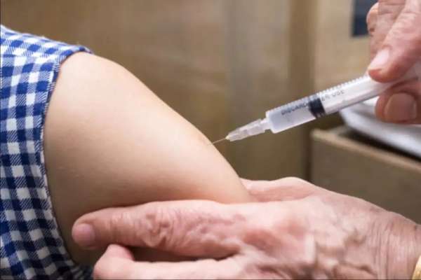 कोरोना की वैक्सीन तैयार कर वैज्ञानिकों ने महिला को लगाई सूई, फिर जो हुआ