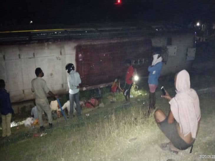 Bus full of laborers overturned in Prayagraj, 35 injured, 9 in critical condition