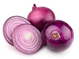 There are many benefits of eating raw onions.